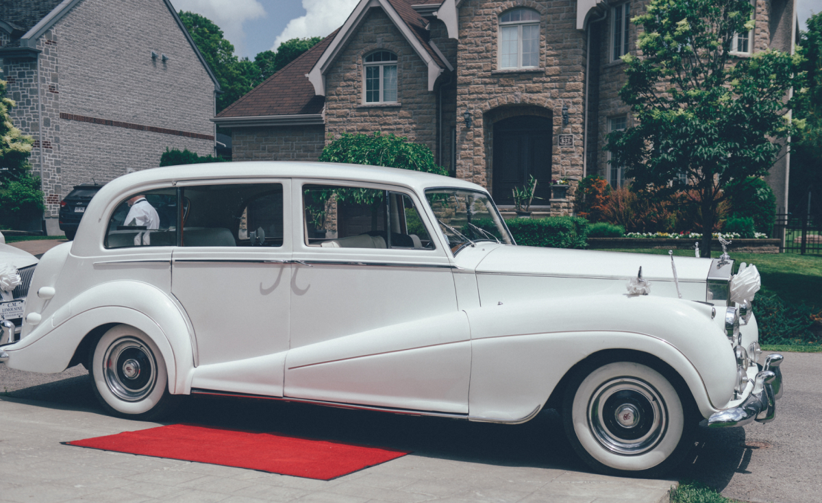 Montreal wedding photographer captures Italian wedding couple at Montreal venue