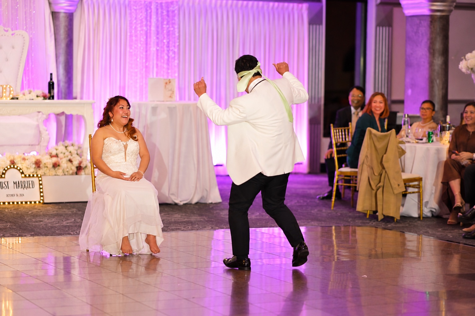 Daryl dancing blindfolded for Mae