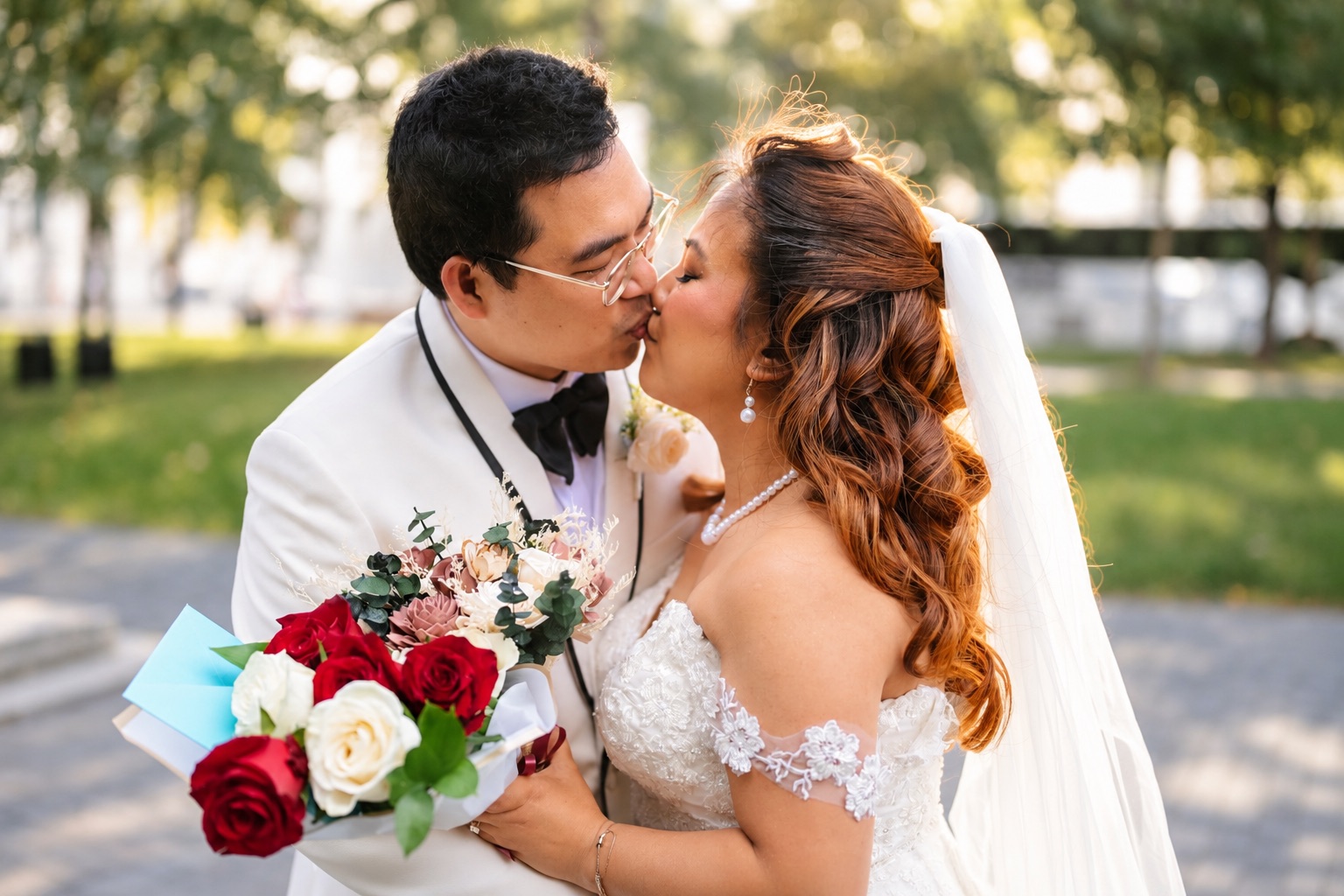Mae and Daryl kissing in the park